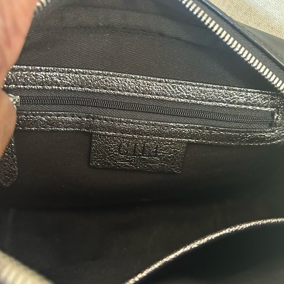 G.I.L.I. Black and Silver Metallic crossbody - Picture 7 of 11